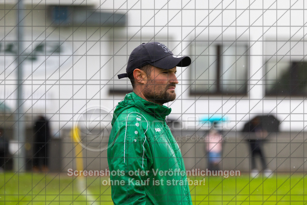 20261011_151852_0023_(c)_by_PhotoPeet | Uwe Grupp (KSG Eislingen #Trainer)KSG Eislingen (grün) vs. 1.FC Donzdorf (rot), Fußball, Bezirksliga - Bezirk Neckar/Fils, 07. Spieltag, Saison 2026/2027, Rasensportplatz, Albstraße 69, 73054 Eislingen, 11.10.2026 - 15:00 Uhr,Foto: PhotoPeet / Sport- &amp; Eventfotografie / Peter Harich