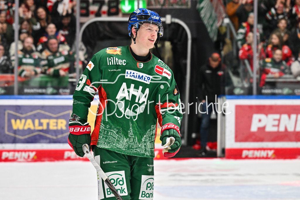 Augsburger Panther - Löwen Frankfurt | AUGSBURG, GERMANY - 16. JANUARY: Die Augsburger Panther feiern zusammen mit den Fans den Heimsieg gegen Frankfurt nach dem Match zwischen den Augsburger Panthern und den Löwen Frankfurt am 40. Spieltag der penny DEL im Curt Frenzel Stadion / Sebastian ZWICKL (Augsburger Panther 83)