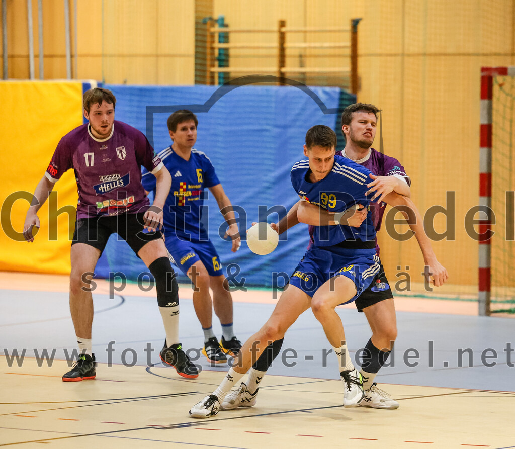 2024-10-13_061_SpVgg_Altenerding_gegen_SSG_Metten | Erding, Deutschland, 13.10.2024:Handball, Bezirksoberliga Männer 2024 / 2025, 4. Spieltag, SpVgg Altenerding gegen SSG Metten, Endergebnis: 40:22Niklas Fleps (SpVgg Altenerding, #17), Florian Sedlmeier (SSG Metten, #15), Patrick Sigl (SSG Metten, #99), Ferdinand Menzel (SpVgg Altenerding, #75)Foto: Christian Riedel / fotografie-riedel.net