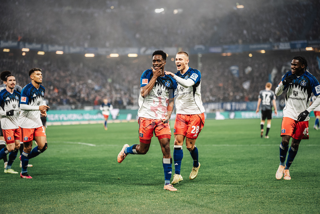 Fußball | Männer | Saison 2025/2026 | 1. Fußball-Bundesliga | 15. Spieltag | Hamburger SV vs. Eintracht Frankfurt | 20.12.2025 | Torjubel v.l. Albert Sambi Sambi Lokonga (#6, HSV) und Miro Muheim (#28, HSV)