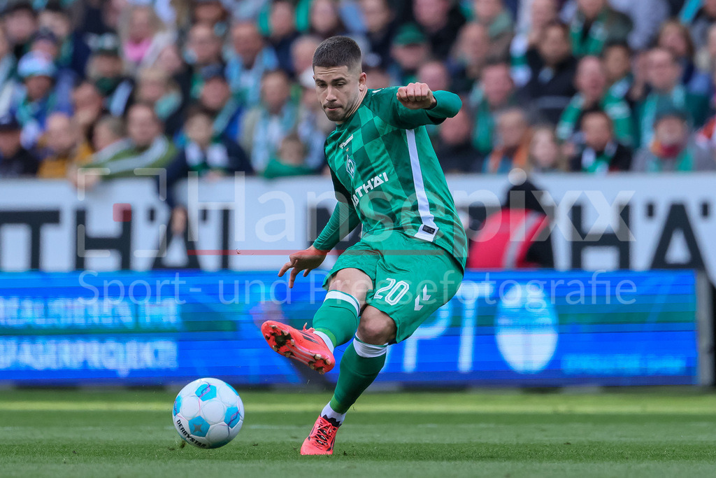 Fussball, Bundesliga, SV Werder Bremen - SC Freiburg | v.li.: Romano Schmid (SV Werder Bremen, 20) am Ball, Freisteller, Einzelbild, Ganzkörper, Aktion, Action, Spielszene, DIE DFL-RICHTLINIEN UNTERSAGEN JEGLICHE NUTZUNG VON FOTOS ALS SEQUENZBILDER UND/ODER VIDEOÄHNLICHE FOTOSTRECKEN. DFL REGULATIONS PROHIBIT ANY USE OF PHOTOGRAPHS AS IMAGE SEQUENCES AND/OR QUASI-VIDEO.
