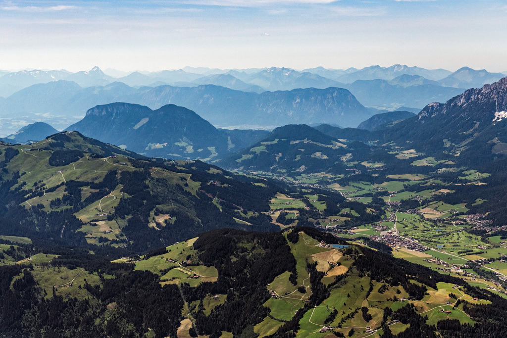 dr__0026718_1.jpg | ELLMAU 25.06.2019 Felsen- Massiv und Berglandschaft am Wilden Kaiser, Asbergsee und Elmau in Ellmau in Tirol, Österreich. // Rock and mountain landscape on Wilden Kaiser, Asbergsee and Elmau in Ellmau in Tirol, Austria. Foto: Daniel Reiter