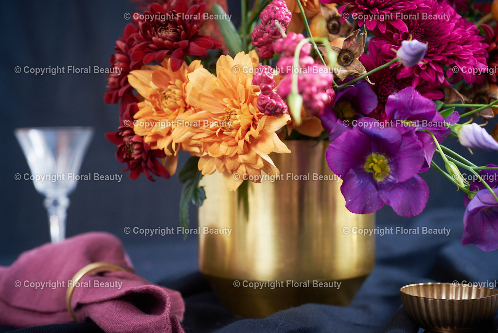 Rot-oranger Strauß aus Nelken und Chrysanthemen | Onlineshop für hochwertige Wandbilder. Bei uns findet ihr selbstgestaltete Blumenmotive. Das perfekte Geschenk, als Praxisdeko oder die eigene Wohnung. Alle künstlerischen Blumenfotos sind auf Leinwand, FineArtPrint, Kunstdruck und vielem mehr zu erwerben - Realized with Pictrs.com