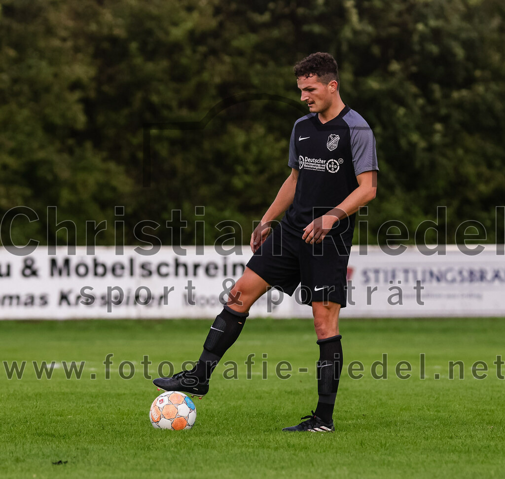 2023-08-08_082_FC_Moosinning_gegen_FC_Langengeisling | Moosinning, Deutschland, 08.08.2023:
Fußball, Bezirksliga Oberbayern Ost 2023 / 2024, 3. Spieltag, FC Moosinning gegen FC Langengeisling, Endergebnis: 0:4

Michael Faltlhauser (FC Langengeisling, #3)

Foto: Christian Riedel / fotografie-riedel.net