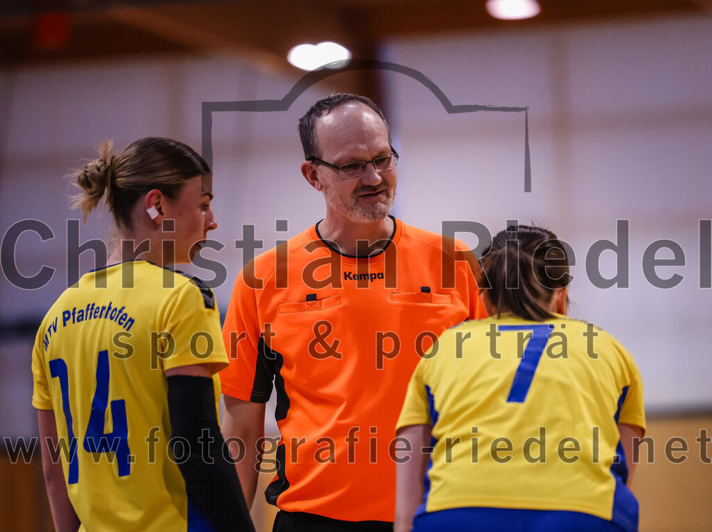 2025-02-15_036_SpVgg_Altenerding_gegen_MTV_Pfaffenhofen | Erding, Deutschland, 15.02.2025:Handball, Bezirksoberliga Frauen Altbayern 2024 / 2024, 14. Spieltag, SpVgg Altenerding gegen MTV Pfaffenhofen, Endergebnis: 27:23Julia Waterkotte (MTV Pfaffenhofen, #14), Caroline Fenner (MTV Pfaffenhofen, #7)Foto: Christian Riedel / fotografie-riedel.net