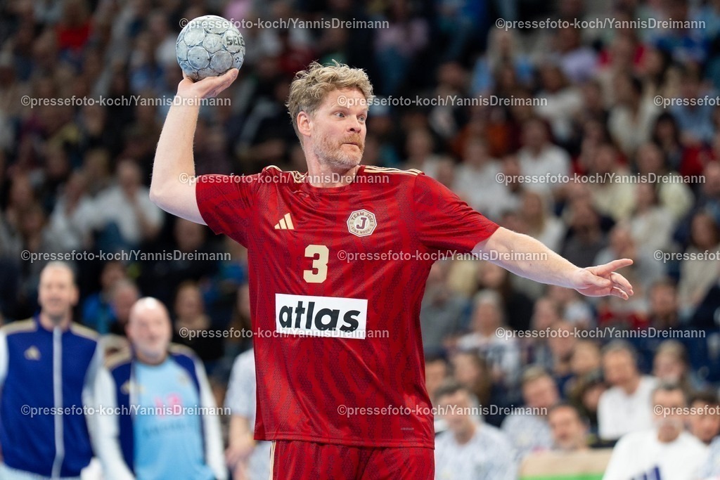 xydr10042502086 | 10.04.2025, xydrx, Handball, Abschiedsspiel Johannes Bitter und Pascal Hens, Team Jogi - Team Pommes, Barclays Arena Hamburg: Fabian Merz (Team Jogi #3)