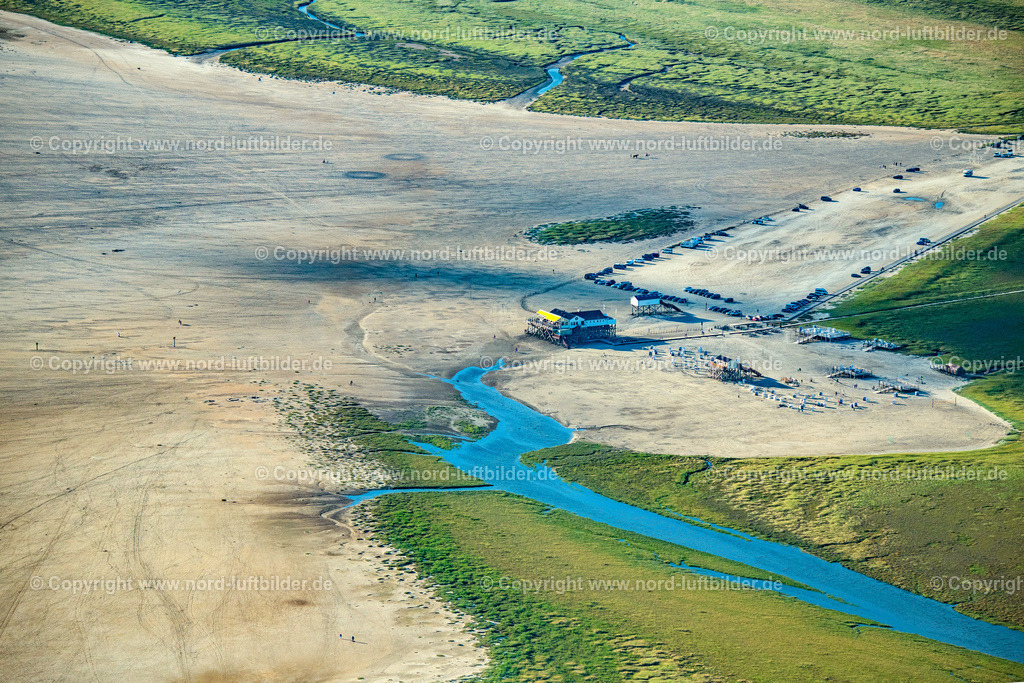 St. Peter-Ording_Gaststätte_Salt_Silver_Am_Meer_ELS_3507060822 | SANKT PETER-ORDING 06.08.2022 Küsten- Landschaftund Gastätte" Salt Silver" und Strandparkplatz am Sandstrand im Ortsteil Böhl in Sankt Peter-Ording im Bundesland Schleswig-Holstein, Deutschland. Springtide überflutet Teile vom Böhler Strandparkplatz an den Salzwiesen. // Coastal landscape and beach parking lot on the sandy beach in the district Boehl in Sankt Peter-Ording in the state Schleswig-Holstein, Germany. Foto: Martin Elsen