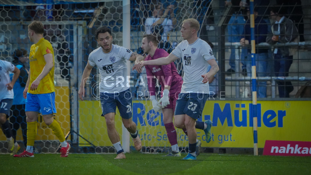 Fußball, Herren, Saison 2025/2026, Regionalliga Nordost, 30. Spieltag, FSV 63 Luckenwalde vs. SV Babelsberg 03, Freitag 17.04.2026, Karl-Liebknecht-Stadion Potsdam | Fußball, Herren, Saison 2025/2026, Regionalliga Nordost, 30. Spieltag, FSV 63 Luckenwalde vs. SV Babelsberg 03, Freitag 17.04.2026, Karl-Liebknecht-Stadion Potsdam, Im Bild: Theo Ogbidi (l. Babelsberg) jubelt mit Torschütze Linus Queißer (r. Babelsberg) über den Anschlusstreffer. - Realisiert mit Pictrs.com