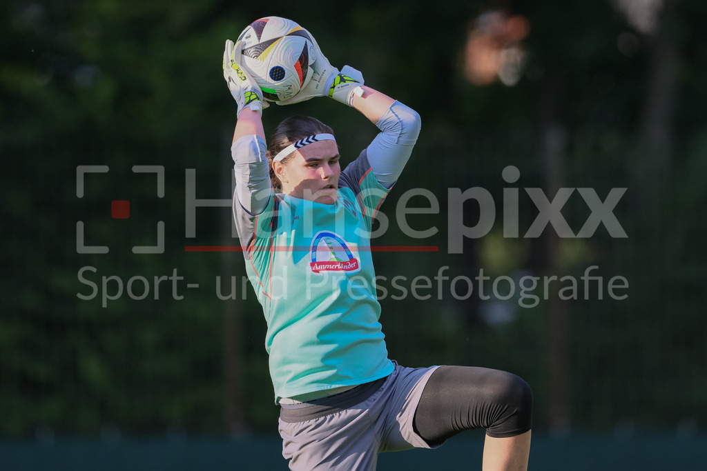 Fussball, Google Pixel Frauen-Bundesliga, Training SV Werder Bremen | v.li.: Johanna Wende (Torhüterin, Torwart, SV Werder Bremen, 25) bei einer Trainingsübung