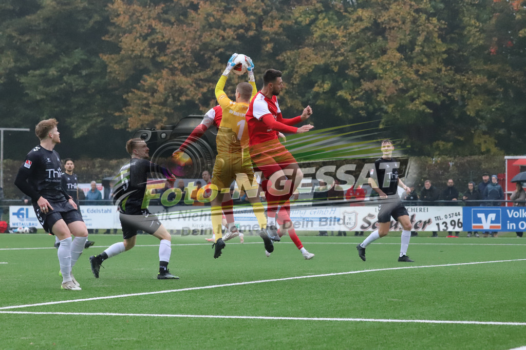 FC RW Kirchlengern - BV Bad Lippspringe | Auf dem Bild zu sehen: rot FC RW Kirchlengern: Sebastian Müller ; schwarz BV Bad Lippspringe: Julian GabrielFC RW Kirchlengern, BV Bad Lippspringe, Saison 25/26, Landesliga, Kirchlengern, Deutschland - Realisiert mit Pictrs.com