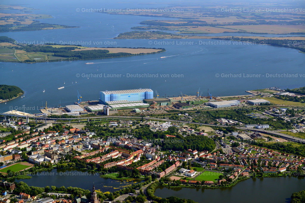 3638099 | STRALSUND 25.08.2016 Werftgelände der Schiffswerft am Strelasund Ufer im Ortsteil Dänholm in Stralsund im Bundesland Mecklenburg-Vorpommern. Die ehemalige " Volkswerft Stralsund " wird nun geführt von der MV WERFTEN Wismar GmbH . Weiterführende Informationen bei: MV WERFTEN. // Shipyard area of the dockyard in the Strelasund shore in the district Daenholm in Stralsund in the federal state Mecklenburg-West Pomerania. Further information at: MV WERFTEN. Foto: Gerhard Launer