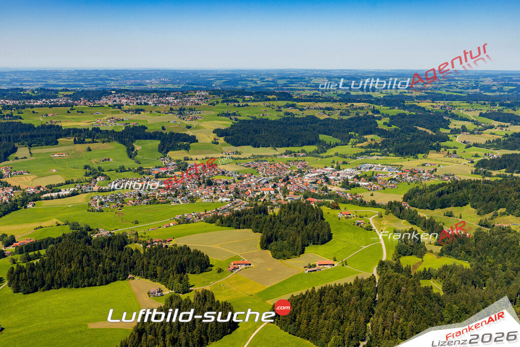 Luftaufnahme von Weiler-Simmerberg - Die Luftaufnahme wurde 2025 vom UL-Flugzeug heraus erstellt ( keine Drohne ) - Hochauflösende Luftaufnahme - für professionelle Ausdrucke geeignet. Die Geschenkidee !Mit Lizenz und Bildrechte bestellbar