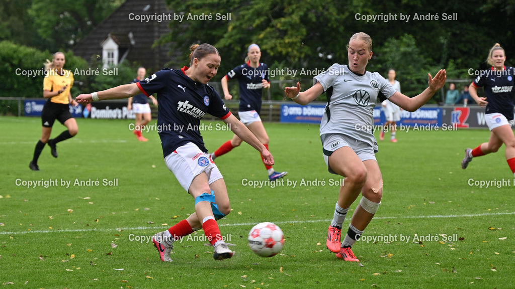 Holstein Kiel vs VfL Wolfsburg II | Kira Hasse (Holstein #24) vs Jasmin Zimmermann (Wolfsburg #15) / Fußball-Regionalliga Nord Frauen 2026/2027 / Holstein Kiel vs VfL Wolfsburg II / Waldwiese / Kiel / 13.09.26 - Realisiert mit Pictrs.com