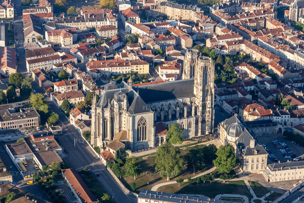 Vue aérienne: Cathédrale Saint-Étienne à Toul dans le département Meurthe et Moselle, France. Photo: IMG_118113.jpg prise le 15/09/2019 par Werner Riehm/FLY-FOTO.eu – Résolution de l'original: 5472 x 3648 px