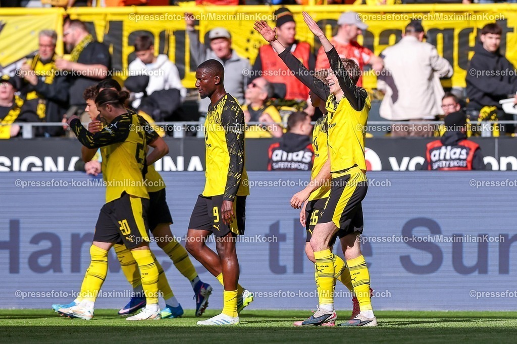 BVB26042601016 | 26.04.2026, Fußball, Borussia Dortmund - SC Freiburg, 1. Fußball Bundesliga, 31. Spieltag, Signal Iduna Park, Saison 2025 2026: Torjubel nach dem Tor zum 1:0 durch Torschütze Maximilian Beier&nbsp;(BVB #14)  zusammen mit   DFB regulations prohibit any use of photographs as image sequences and or quasi-video.