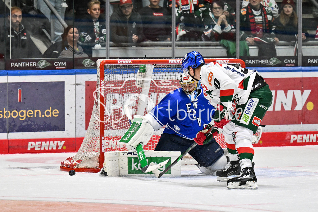 Augsburger Panther - EC VSV | Jean-Philippe LAMOUREUX (EC VSV #1) klaert super gegen Alexander OBLINGER (Augsburger Panther #50) / Torchance