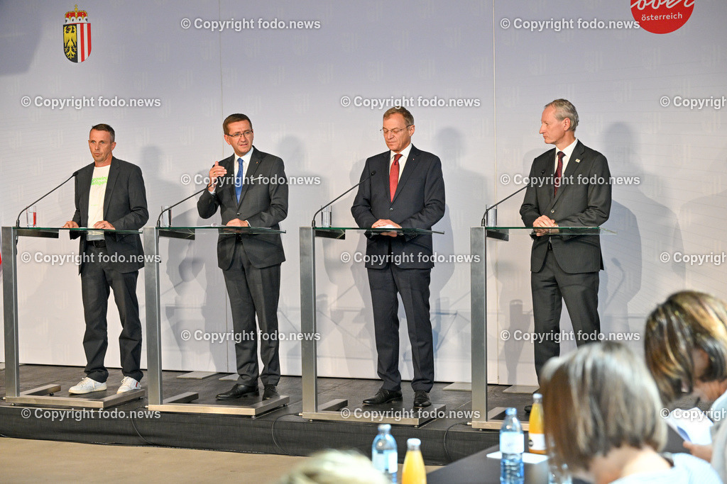 Pressekonferenz_ Land Ooe_  Oesterreichs erstes KI-Zertifizierungszentrum startet in Ooe_ 27.07.2023-14 | 27.07.2023, OK Mediendeck Linz, AUT, Pressekonferenz Stelzer,Achleitner,Haas,Manz - Oesterreichs erstes KI-Zertifizierungszentrum startet in Ooe, TUEV Austria und Software Competence Center Hagenberg eroeffnen gemeinsamen KI-Test- und Qualifizierungshub, im Bild Markus Manz (CEO Software Competence Center Hagenberg (SCCH)), LR Markus Achleitner (VP), LH Thomas Stelzer (VP), Stefan Haas (CEO TUEV Austria)