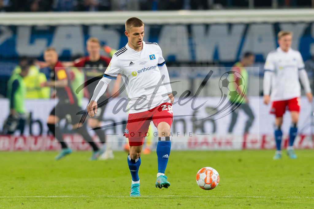 HSVSCF20220419_202 | Fussball, Herren: Miro Muheim (Hamburger SV) in Aktion, am Ball, Einzelaktion beim DFB-Pokal-Halbfinalspiel zwischen Hamburger SV und SC Freiburg im Volksparkstadion am 19.04.2022 in Hamburg, Deutschland.DFB / DFL REGULATIONS PROHIBIT ANY USE OF PHOTOGRAPHS AS IMAGE SEQUENCES AND/OR QUASI-VIDEO. - Realisiert mit Pictrs.com