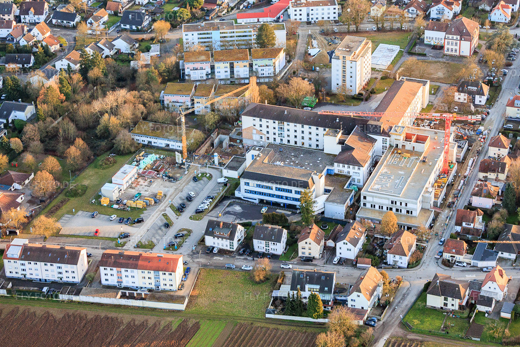 Luftbild: Baustelle zur Erweiterung der Asklepios Südpfalzklinik Kandel in Kandel im Bundesland Rheinland-Pfalz in Deutschland. Foto: IMG_153119.jpg vom 07.02.2026 durch Werner Riehm/FLY-FOTO.deAsklepios Südpfalzklinik Kandel - Asklepios Südpfalzklinik Kandel