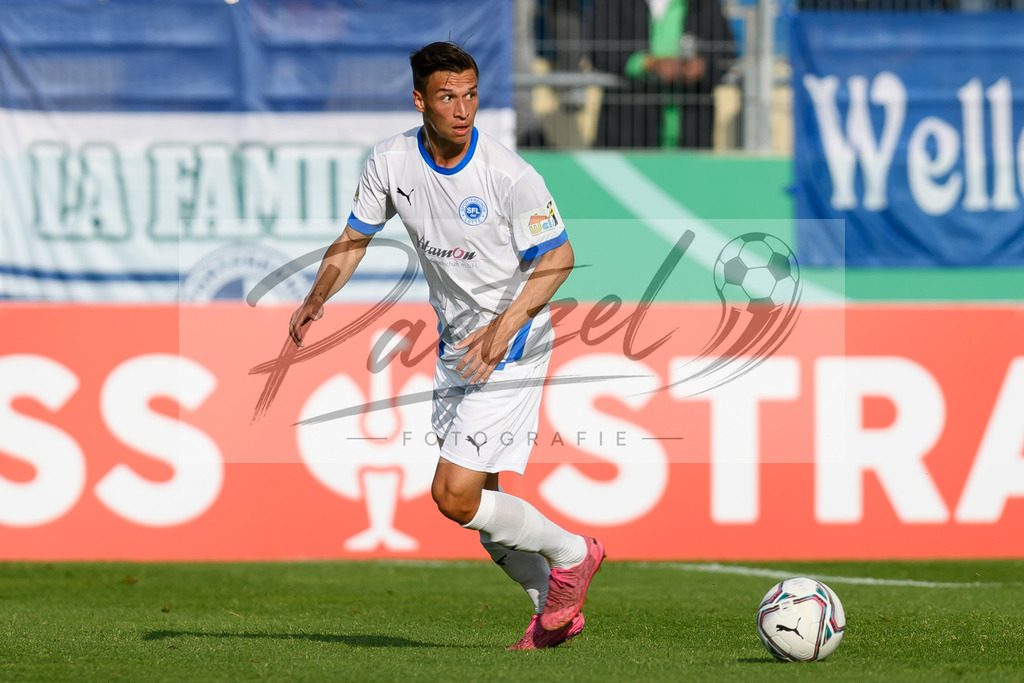 LOTKSC20210809_104 | Fussball, Herren: Tyson Richter (Sportfreunde Lotte) in Aktion, am Ball, Einzelaktion beim Spiel der 1. Runde im DFB-Pokal zwischen SF Lotte und Karlsruher SC im Stadion am Lotter Kreuz am 09.08.2021 in Lotte, Deutschland.DFB / DFL REGULATIONS PROHIBIT ANY USE OF PHOTOGRAPHS AS IMAGE SEQUENCES AND/OR QUASI-VIDEO. - Realisiert mit Pictrs.com