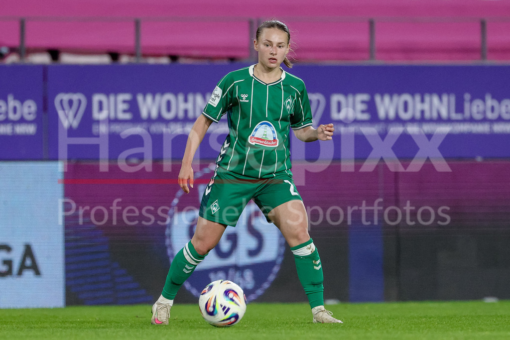 Fussball, Google Pixel Frauen-Bundesliga, SGS Essen - SV Werder Bremen | Chiara D Angelo (SV Werder Bremen, 2) am Ball, Freisteller, Einzelbild, Ganzkörper, Aktion, Action, Spielszene, DIE DFB-RICHTLINIEN UNTERSAGEN JEGLICHE NUTZUNG VON FOTOS ALS SEQUENZBILDER UND/ODER VIDEOÄHNLICHE FOTOSTRECKEN. DFB REGULATIONS PROHIBIT ANY USE OF PHOTOGRAPHS AS IMAGE SEQUENCES AND/OR QUASI-VIDEO.