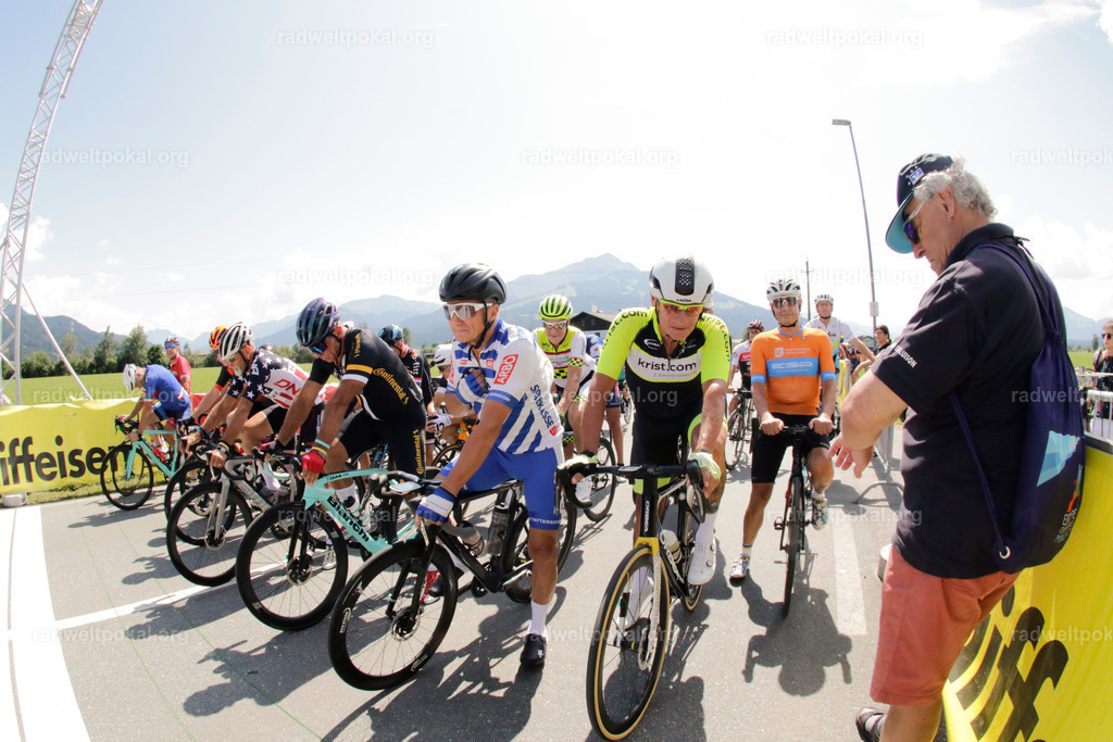 752_20230817_Bewerb_Maenner_Muehlanger | AUT - OESTERREICH, 2023-08-16: SPORT RENNRAD-FAHREN - 55. INTERNATIONALER RADWELTPOKAL IN ST. JOHANN IN TIROL  - Vintage-Radrennen mit WM-Bronze-Medaillen-Siegerin Christina Schweinberger, den Teilnehmer und Alexander Baumann (vom Orginastions-Team) - TAG 2 BEWERB MAENNER IN SECHS GRUPPEN  ; Foto: Roland Muehlanger