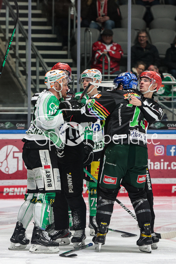Augsburger Panther - Bietigheim Steelers | Tim SCHUELE (SCB #40) und Matthew PUEMPEL (#73) haben ein kleines Problem miteinander