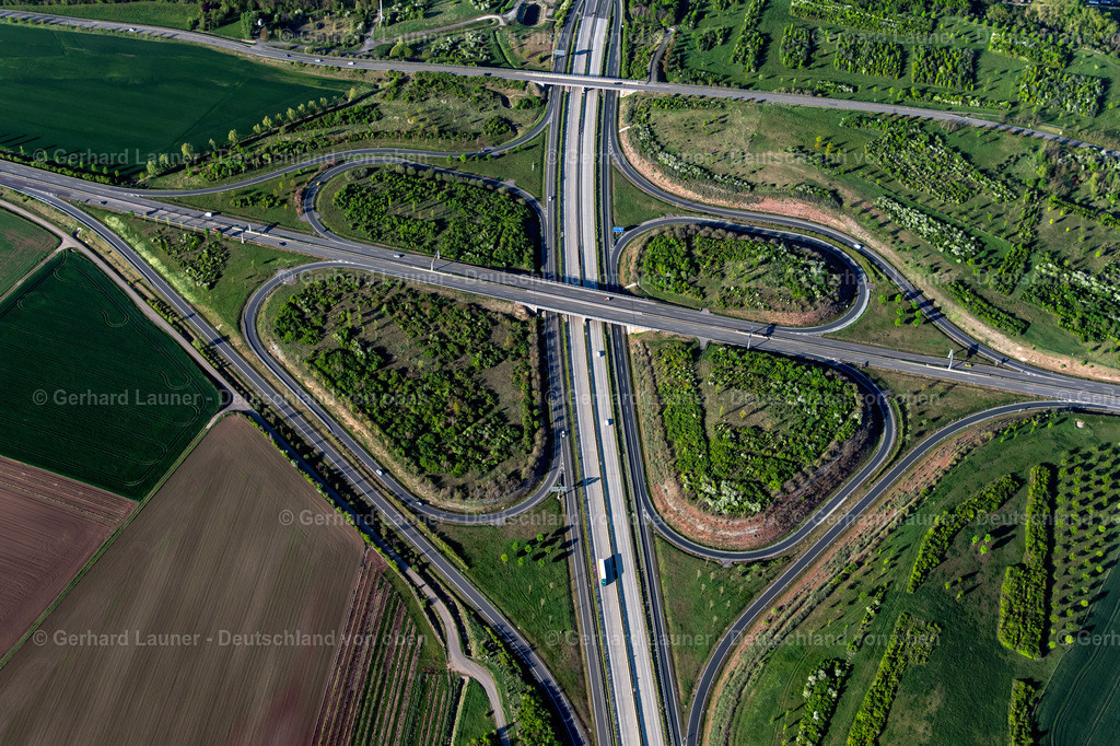 4026116 | ERFURT 06.05.2020 Verkehrsführung und Fahrbahnen in der Straßenführung des Autobahnkreuz der BAB A4 - A 71 - angegelegt als Form eines Kleeblattes im Ortsteil Gispersleben in Erfurt im Bundesland Thüringen, Deutschland. Weiterführende Informationen bei: Die Autobahn GmbH des Bundes. // Traffic flow at the intersection- motorway A4 - A 71 in form of cloverleaf in the district Gispersleben in Erfurt in the state Thuringia, Germany. Further information at: Die Autobahn GmbH des Bundes. Foto: Gerhard Launer