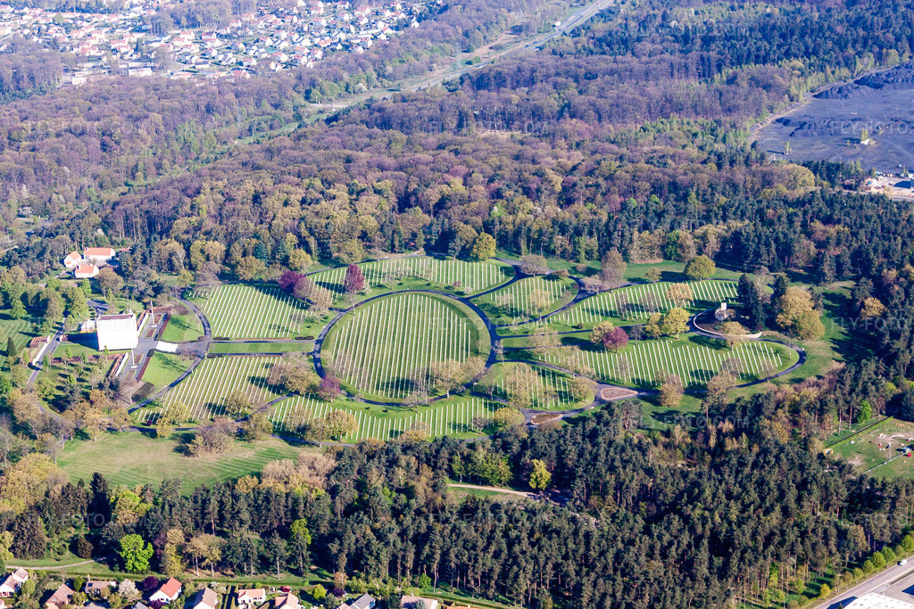 Aerial view: American military cemetery / Cimetière militaire américain de Saint-Avold in Saint-Avold in the state Moselle, France. – Photo: IMG_39670.jpg taken on 04/16/2011 by Werner Riehm/FLY-FOTO.com – Resolution of the original: 4752 x 3168 px