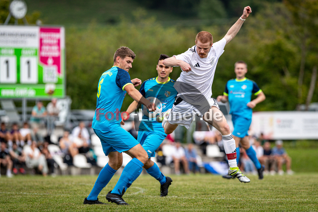 SG Hungerbach I gegen TSV Feldafing | Fußball Herren Kreisklasse Gruppe 3 BFV Kreis Zugspitze, SG Hungerbach I gegen TSV Feldafing, 20250816,Zweikampf, 2025-08-16 in Oberhausen (Sportplatz Oberhausen), Kai SCHWINTEK (Feldafing 9), Maximilian TAFERTSHOFER (Hungerbach 6), Copyright: WolfgangxLindner www.foto-lindner.de