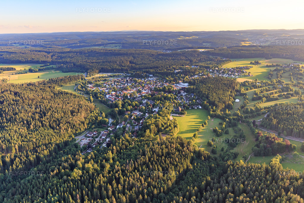 Luftbild: Ortsansicht aus Nordosten in Königsfeld im Schwarzwald im Bundesland Baden-Württemberg in Deutschland. Foto: IMG_148721.jpg vom 27.06.2025 durch Werner Riehm/FLY-FOTO.de