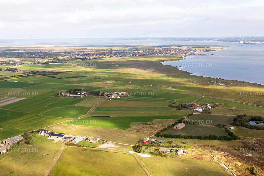 Vue aérienne: Vue de la ville à Fanø dans le département Syddanmark, Danemark. Photo: IMG_118535.jpg prise le 21/09/2019 par Werner Riehm/FLY-FOTO.eu – Résolution de l'original: 5472 x 3648 px