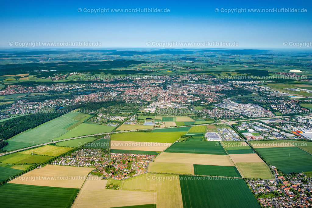 Hildesheim_ELS_4136050623 | HILDESHEIM 05.06.2023 Stadtgebiet mit Außenbezirken und Innenstadtbereich am Rand von landwirtschaftlichen Feldern und Ackerflächen in Hildesheim im Bundesland Niedersachsen, Deutschland. Weiterführende Informationen bei: Stadtverwaltung Hildesheim. // Urban area with outskirts and inner city area on the edge of agricultural fields and arable land in Hildesheim in the state Lower Saxony, Germany. Further information at: Stadtverwaltung Hildesheim. Foto: Martin Elsen