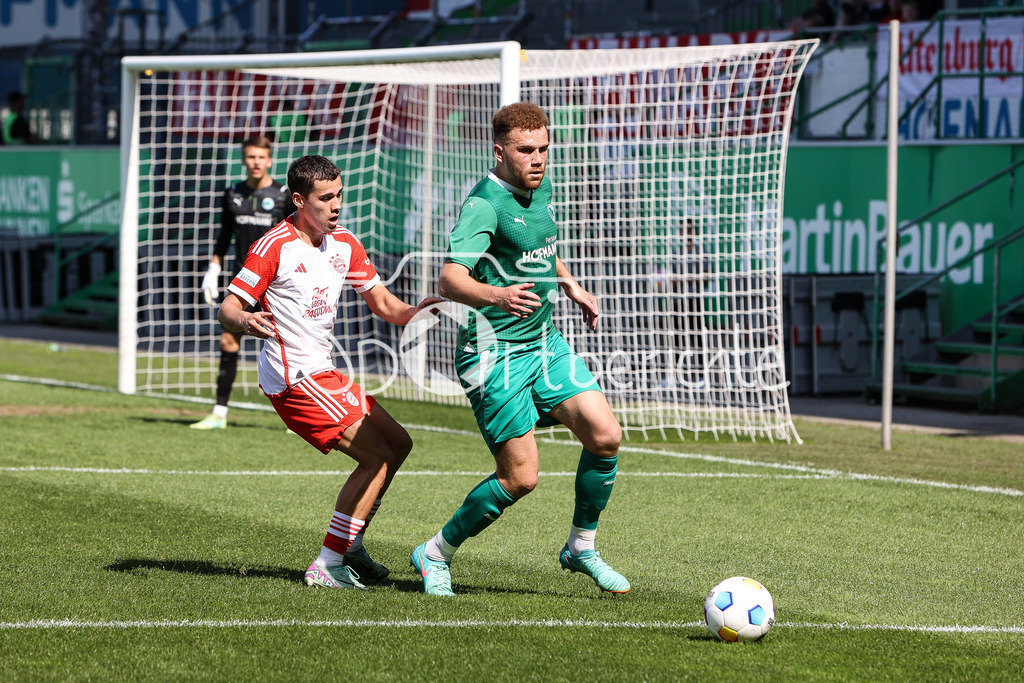 SpVgg Greuther Fürth II - FC Bayern Amateure | im duell David JONATHANS (FCB #27) und Oliver FOBASSAM NAWE (spvgg #5) / Zweikampf