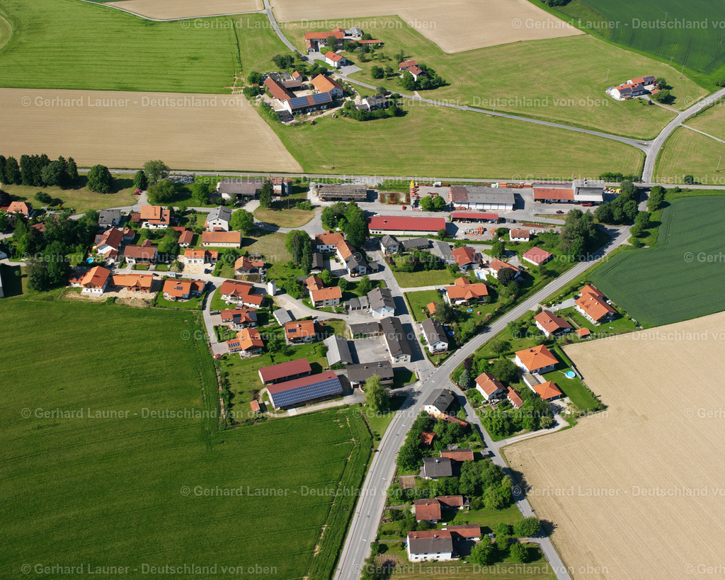 2600928 | KIRCHWEIDACH 09.06.2006 Landwirtschaftliche Nutzflächen und Feldgrenzen  umsäumen das Siedlungsgebiet des Dorfes in Kirchweidach im Bundesland Bayern, Deutschland // Agricultural land and field boundaries surround the settlement area of the village  in Kirchweidach in the state Bavaria, Germany Foto: Gerhard Launer