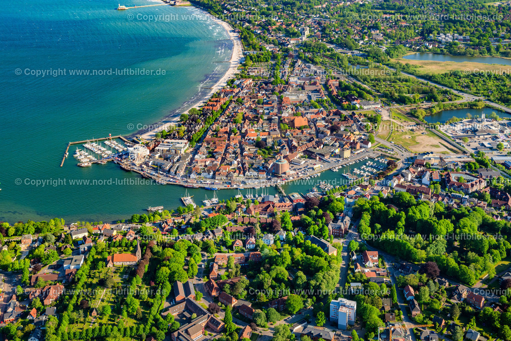 Eckernförde_Altstadt_ELS_2570170524 | ECKERNFöRDE 17.05.2024 Stadtansicht am Meeres-Küstenbereich der Ostsee in Eckernförde im Bundesland Schleswig-Holstein, Deutschland. Weiterführende Informationen bei: Stadt Eckernförde. // City view on sea coastline of Baltic Sea in Eckernfoerde in the state Schleswig-Holstein, Germany. Further information at: Stadt Eckernfoerde. Foto: Martin Elsen