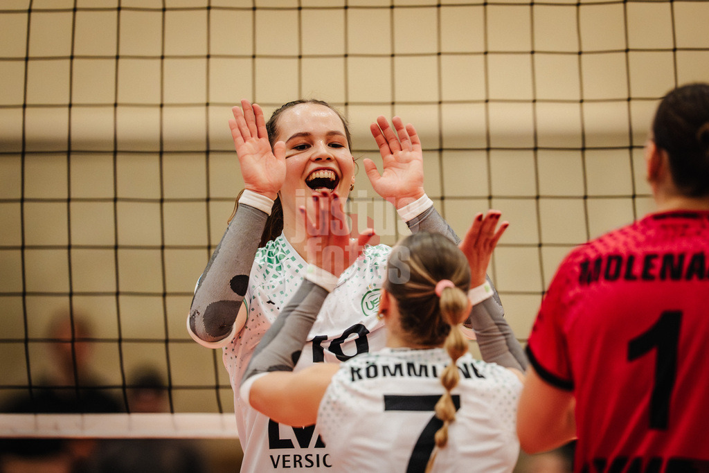 Volleyball | Frauen | Saison 2025/2026 | Volleyball Bundesliga | ETV Hamburger Volksbank Volleys vs. USC Münster | 22.01.2026 | v.l. Amelie Strothoff (#10, USC Münster) und Leonie Körtzinger (#7, ETV Hamburger Volksbank Volleys) klatschen ein