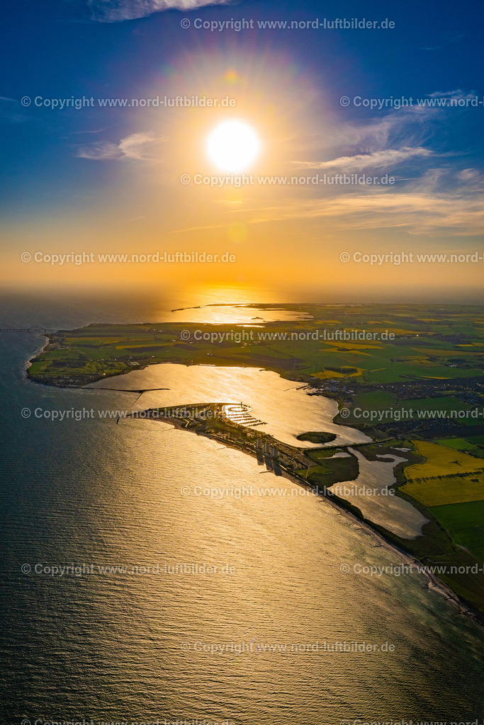Fehmarn_Südstrand_Sonnenuntergang_ELS_2102150524 | FEHMARN 15.05.2024 Ortsansicht an der Meeres-Küste der Ostsee in Burg auf Fehmarn Südstrand im Sonnenuntergang im Bundesland Schleswig-Holstein. // Town view on the sea coast of the Baltic Sea in Burg auf Fehmarn Suedstrand in the sunset in the state of Schleswig-Holstein. Foto: Martin Elsen