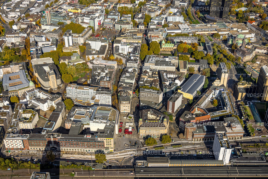 Essen251003353Mitte | Luftbild, City Innenstadtansicht, Garner Hotel Essen - Handelshof Essen, Renovierung Willy-Brandt-Platz mit Außengastronomie, Stadtkern, Essen, Ruhrgebiet, Nordrhein-Westfalen, Deutschland