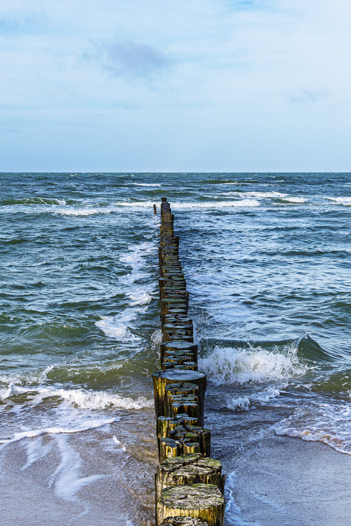 Buhne an der Küste der Ostsee in der Nähe von Graal Müritz | Buhne an der Küste der Ostsee in der Nähe von Graal Müritz.
