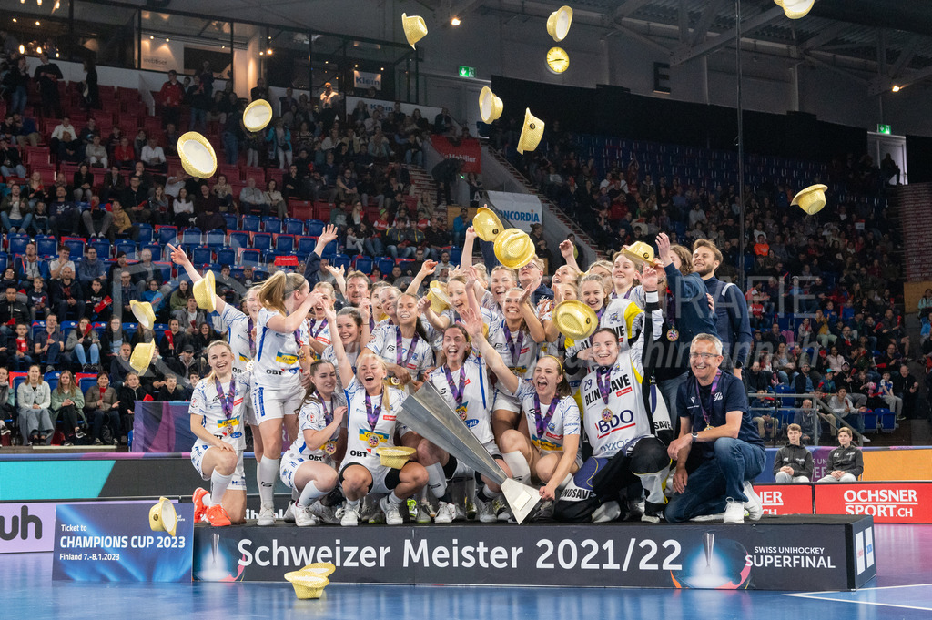 Piranha Chur vs Kloten-Dietlikon Jets - 23. April 2022 | Piranha Chur vs Kloten-Dietlikon Jets
Stimo Arena, Kloten
Die Jets sind Schweizer Meisterinnen 2021/22.
Bild: Sportfotografie Markus Aeschimann | www.markus-aeschimann.ch - Realisiert mit Pictrs.com