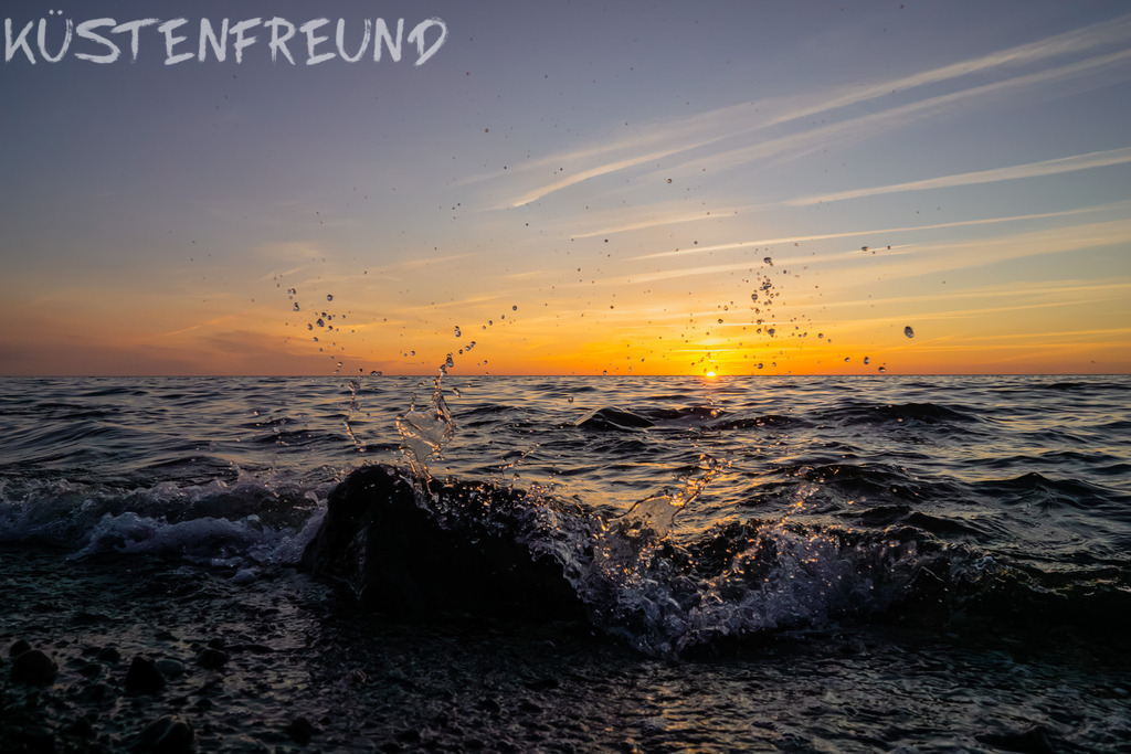 Sonnenuntergang am Meer XII // Fotoserie Sunset & Splash | Entdecke deine Lieblingslandschaft von der Küste – auf Ostsee Leinwand, Nordsee Leinwand, Alu Dibond oder Acrylglas, passend für jeden Geschmack und Raum.