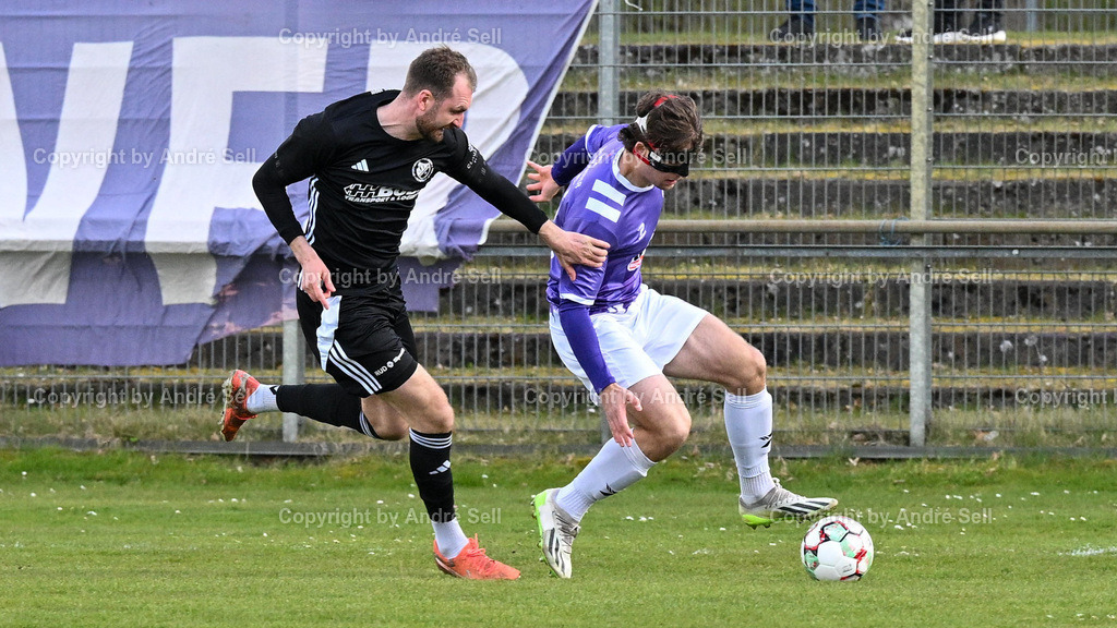 VfR Neumünster (lila) vs SV Preußen 09 Reinfeld (schwarz) | Jan Lippegaus (VfR #3) vs Jannik Schmalfeld (Reinfeld #24) / Fußball-Oberliga Männer 2025/2026 / VfR Neumünster (lila) vs SV Preußen 09 Reinfeld (schwarz) / Grümmi-Arena / Neumünster / 06.04.26 - Realisiert mit Pictrs.com