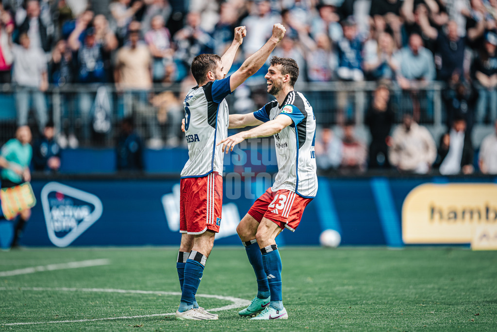 Fußball | Männer | Saison 2023/2024 | 2. Fußball-Bundesliga | 28. Spieltag | Hamburger SV vs. 1. FC Kaiserslautern | 06.04.2024 | Lukasz Poreba (#6, HSV) freut sich über sein Tor mit Jonas Meffert (#23, HSV)