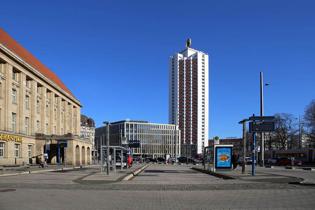 Hauptbahnhof - Vorplatz mit Bushaltestellen und Blick zum Wintergartenhochhaus | Entdecke über 20 Kategorien Leipzig-Motive: Foto-Downloads, hochwertige Poster, Leinwand- & Fine-Art-Prints. Jetzt Lieblingsfoto im Bildlexikon Leipzig Shop bestellen!