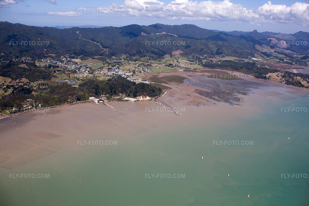 Aerial view: View of the town in Coromandel in the state Waikato, New Zealand. – Photo: IMG_55736.jpg taken on 01/12/2013 by Werner Riehm/FLY-FOTO.com – Resolution of the original: 4752 x 3168 px