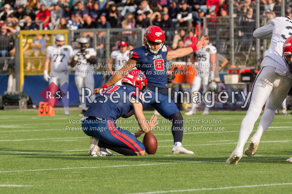 American Football, Saison 2022, European League of Football (ELF), Hamburg Sea Devils - Raiders Tirol, Stadion Hoheluft (Hamburg), 10.09.2022, Halbfinale | Benjamin Mau (#11, Sea Devils, WR), Eric Schlomm (#8, Sea Devils, Kicker)