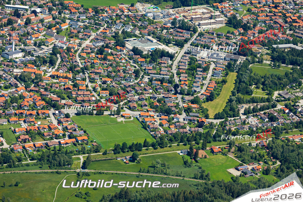 Aktuelles Luftbild von  Penzberg - Die Luftaufnahme wurde 2022 mittels UL-Flugzeug erstellt ( keine Drohne ) - hochauflösende Kamera-Systeme von  Canon -Beste Qualität - Für grossformatige Ausdrucke geeignet. Die Geschenkidee !