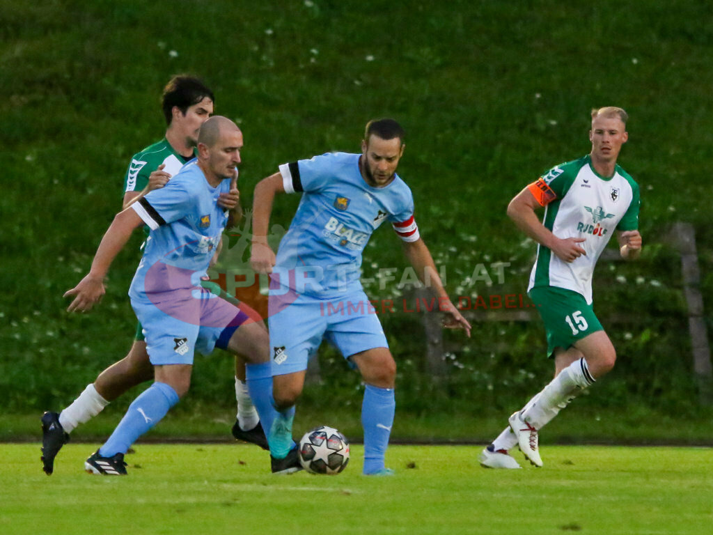 VST Völkermarkt - SVG Bleiburg 2-2, Kärntner Liga 2. Runde | Adnan Besic (SVG Bleiburg, K, #9) Matthias Maierhofer (VST Völkermark #15) VST Völkermarkt - SVG Bleiburg 2-2 am 08.08.2023 in Völkermarkt
(Lilienberg Arena), Austria, (Photo by Ernst Krawagner sport-fan.at) - Realisiert mit Pictrs.com