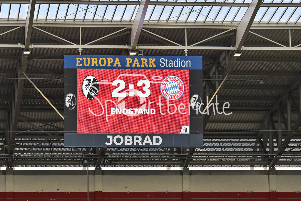 SC Freiburg - FC Bayern München | FREIBURG, GERMANY - 04. APRIL: im Bild die Anzeigetafel bei Spielende / Nachspielzeit nach dem Bundesligamatch zwischen dem SC Freiburg und dem FC Bayern München am 28. Spieltag im Europa-Park Stadion / DFL REGULATIONS PROHIBIT ANY USE OF PHOTOGRAPHS AS IMAGE SEQUENCES AND/OR QUASI-VIDEO